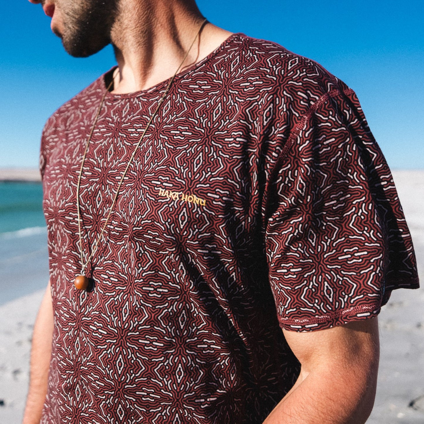 Polera Hombre Bi-curioso Print Vino Haka Honu