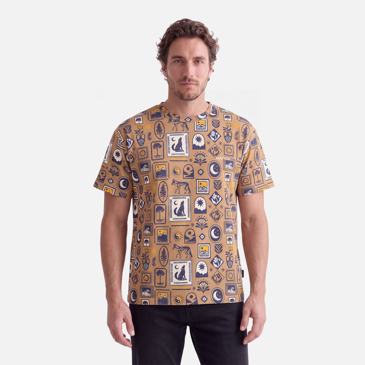 Polera Hombre Reliquias Print Cafe Claro Haka Honu
