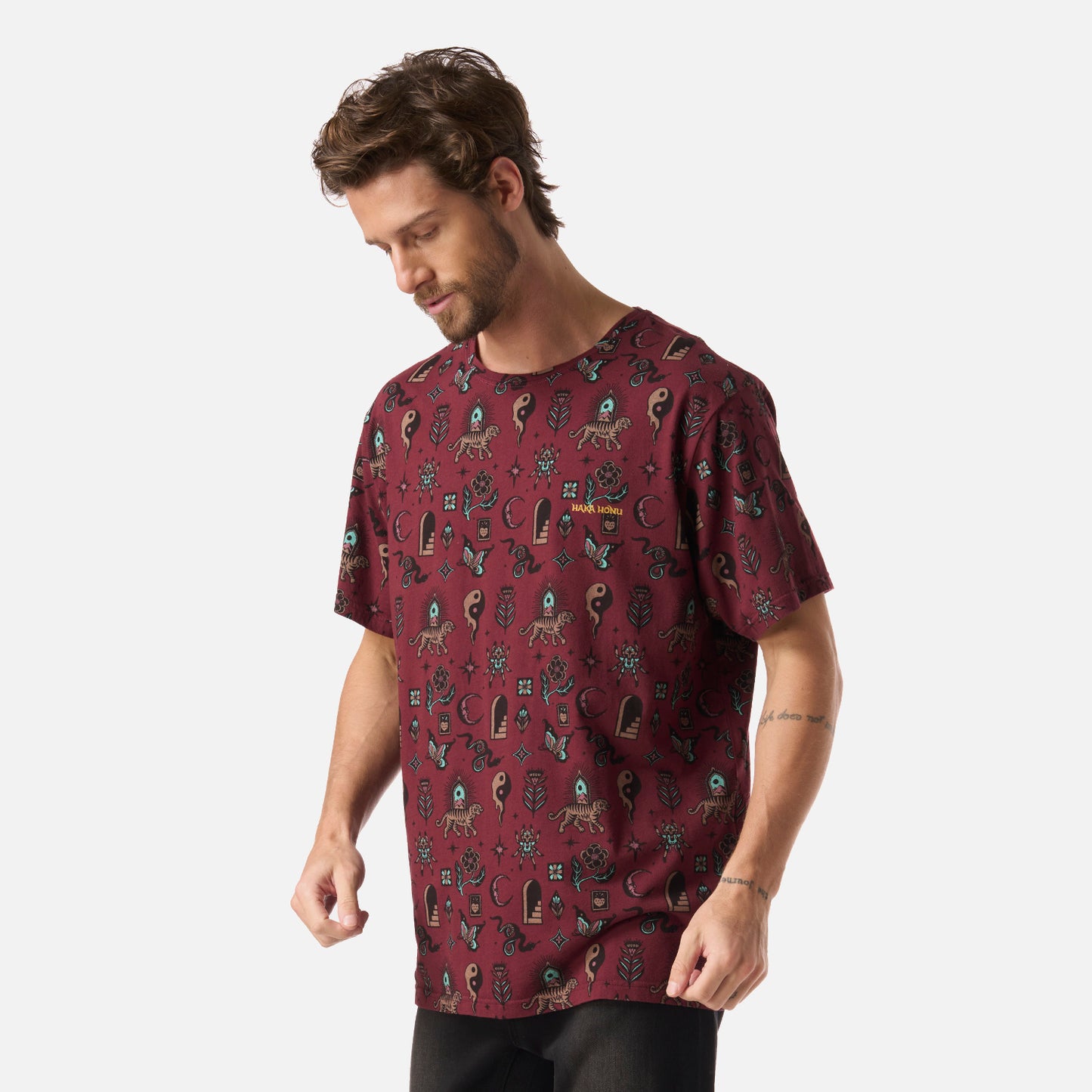 Polera Hombre Esoterica Print Burdeo Haka Honu