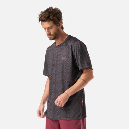 Polera Hombre Sudala Print Grafito Haka Honu