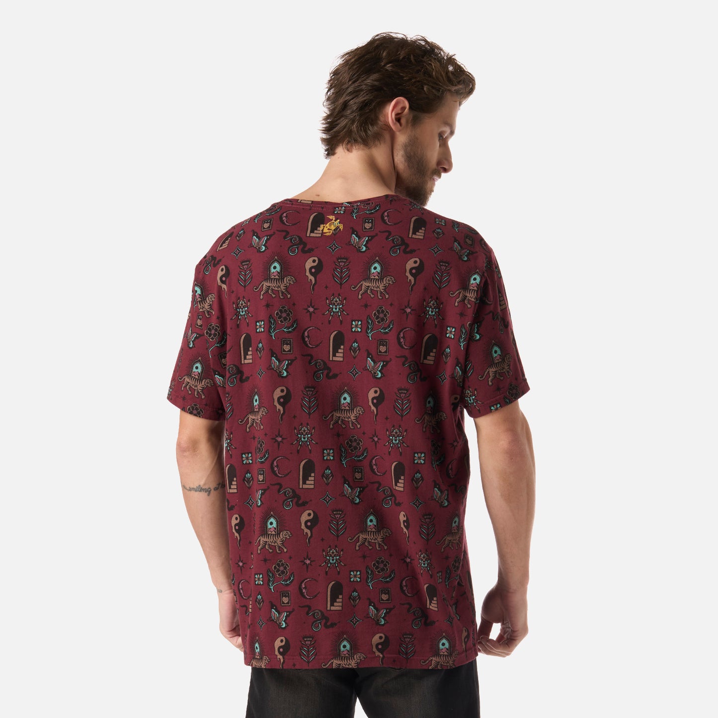 Polera Hombre Esoterica Print Burdeo Haka Honu