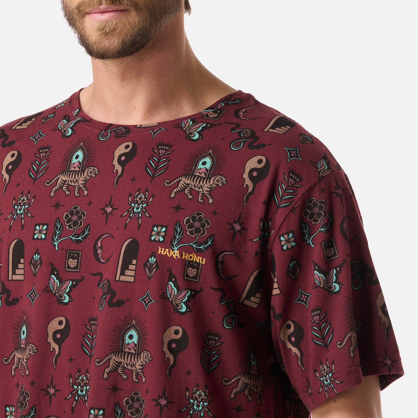 Polera Hombre Esoterica Print Burdeo Haka Honu
