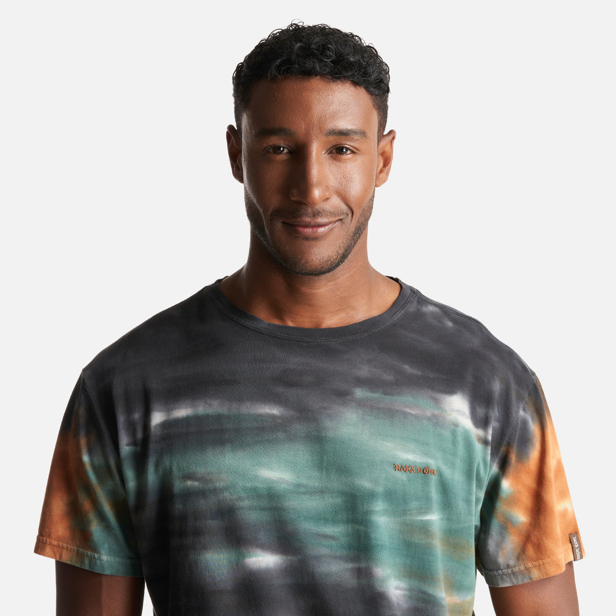 Polera Hombre Rastro Print Negro Haka Honu