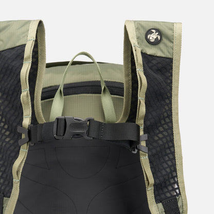 Mochila Peso Pluma 25L Verde Militar  Haka Honu