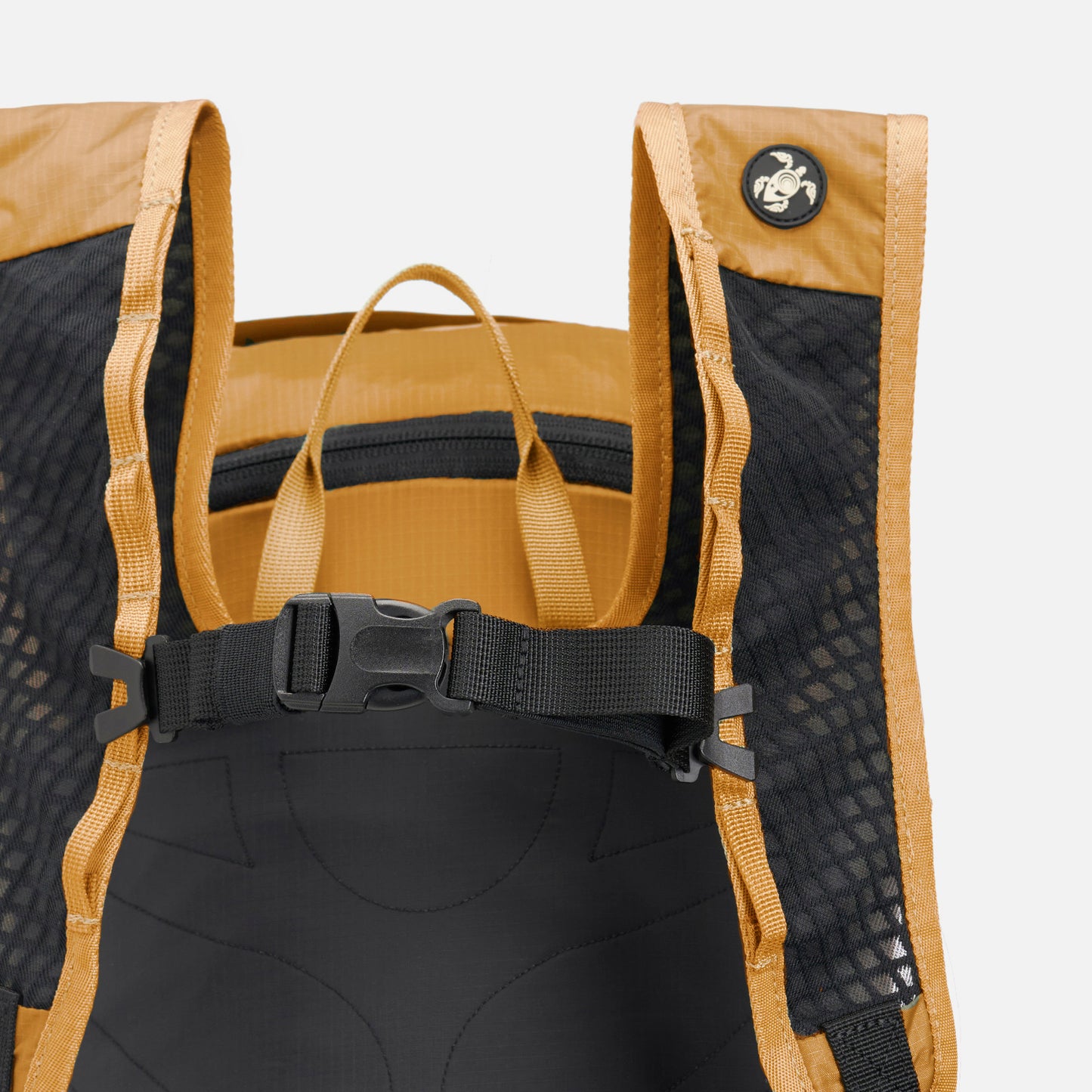 Mochila Peso Pluma 25L Mostaza Haka Honu